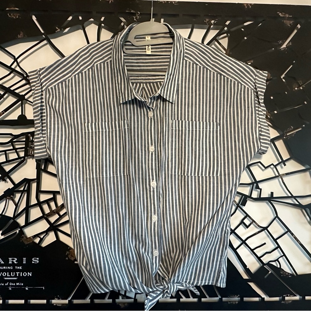 Jag brand -size Large,short cuffed sleeve, blue and white button-down shirt